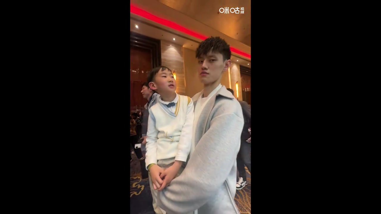 DB真人旗舰很有爱!CBA全明星晚宴上 曾凡博抱着周琦儿子 后者十分享受