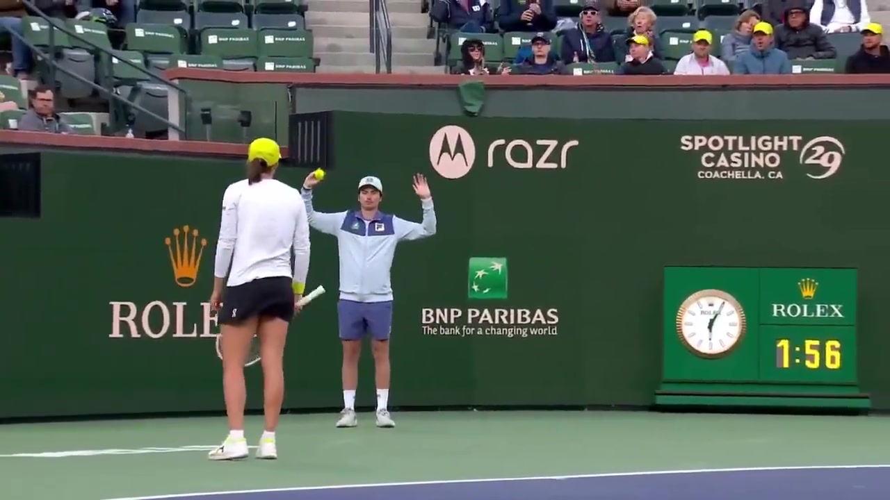 DG视讯官网平台斯瓦泰克罕见发怒，往地上扣球差点砸到球童