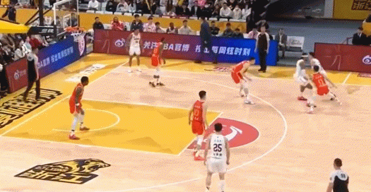 DB电子官网媒体人谈张皓嘉&杜润旺：以后都对杜润旺好点 宏远锋线没他不行的