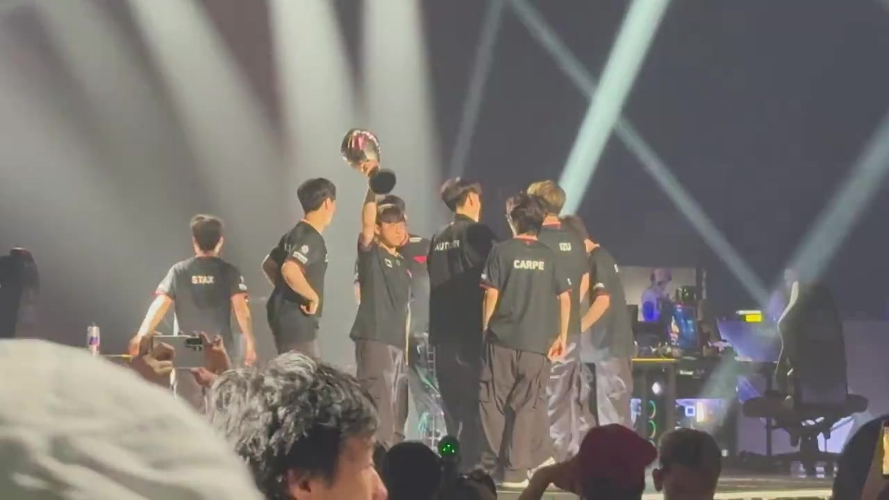 DB官网在线登录入口别哭！T1夺冠后 夺冠后iZu激动落泪