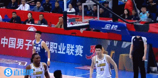 DB视讯官网🤪师从莫兰特？青岛外援鲍威尔打中后 做出“扔手雷”姿势庆祝