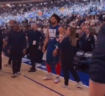 DB电子官网时间管理大师😂康宁汉姆赛前练投篮 出手后训练师喂他吃东西