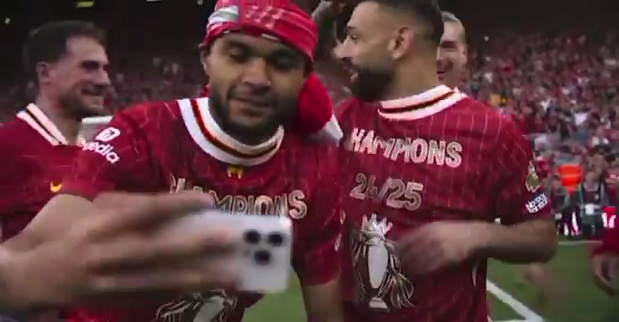 DB视讯官网玩嗨了🍺努涅斯准备给萨拉赫倒啤酒，萨拉赫连连推脱但还是被浇