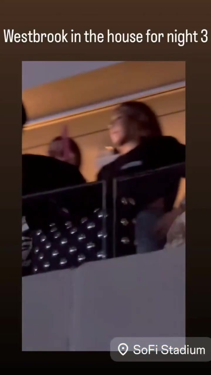 DB视讯官方登录入口享受休赛期🌊威少现身说唱歌手演唱会 心情不错满脸笑容