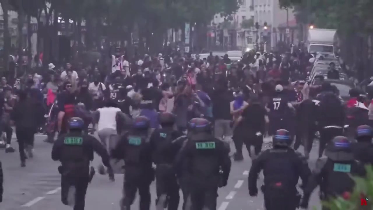 DG视讯官网平台香榭丽舍大街夺冠庆祝无望？巴黎球迷已经与警方发生冲突